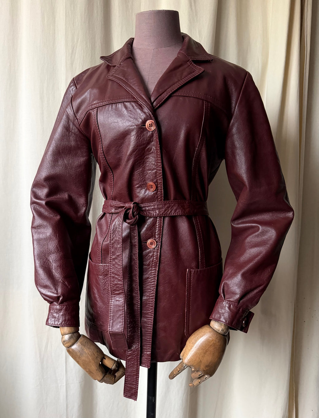 Veste en cuir bordeaux cintrée et ceinturée style 70s - taille M/L