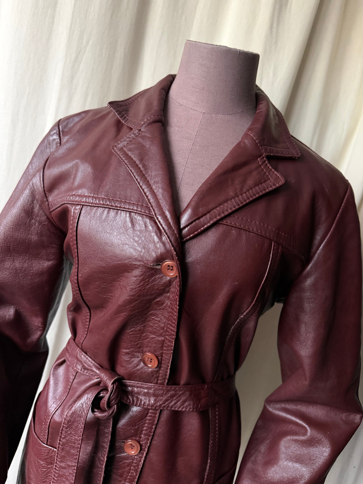 Veste en cuir bordeaux cintrée et ceinturée style 70s - taille M/L