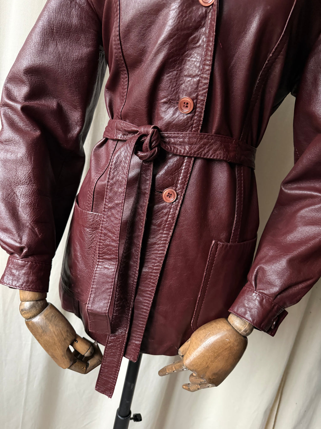 Veste en cuir bordeaux cintrée et ceinturée style 70s - taille M/L