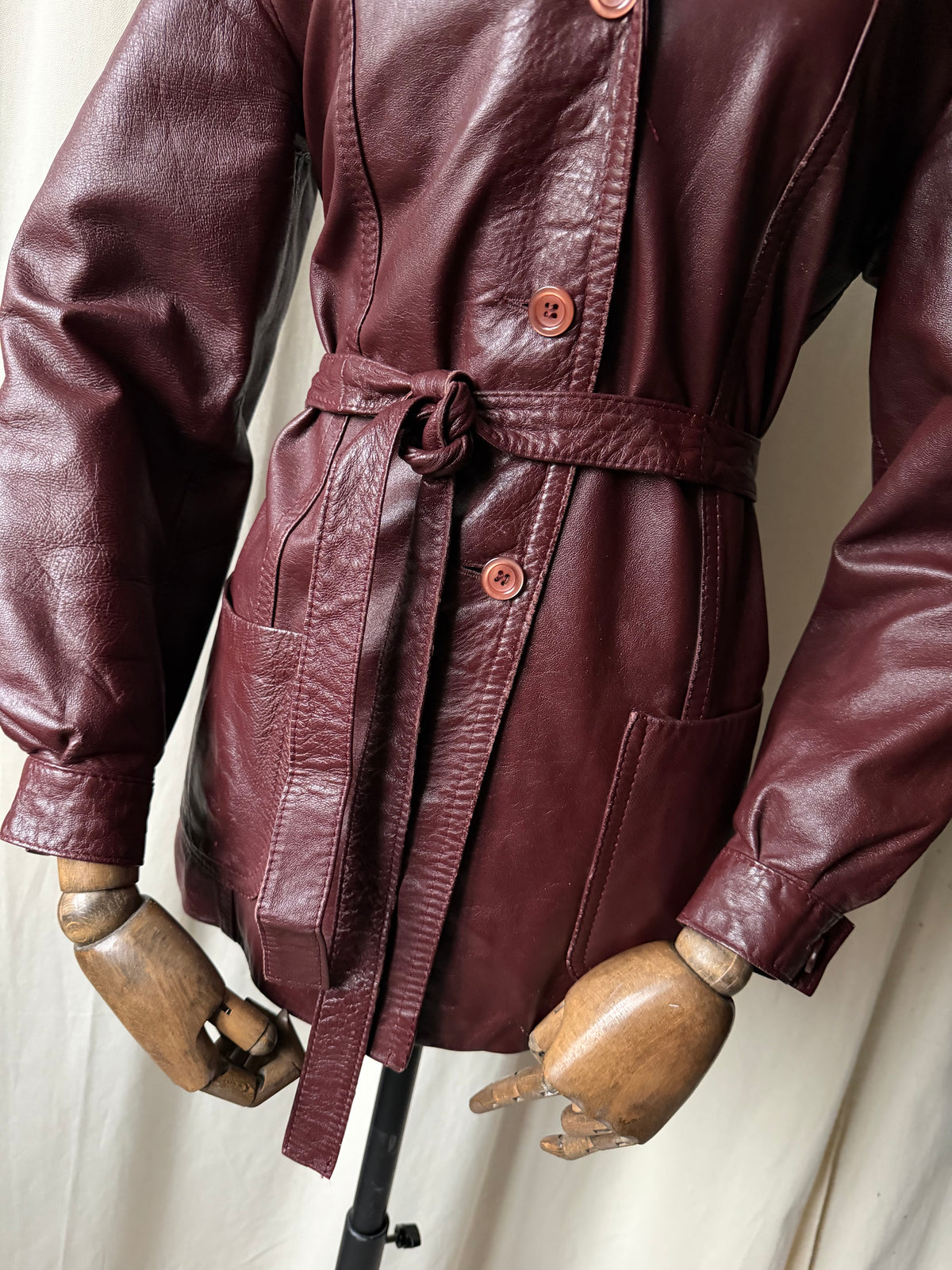 Veste en cuir bordeaux cintrée et ceinturée style 70s - taille M/L