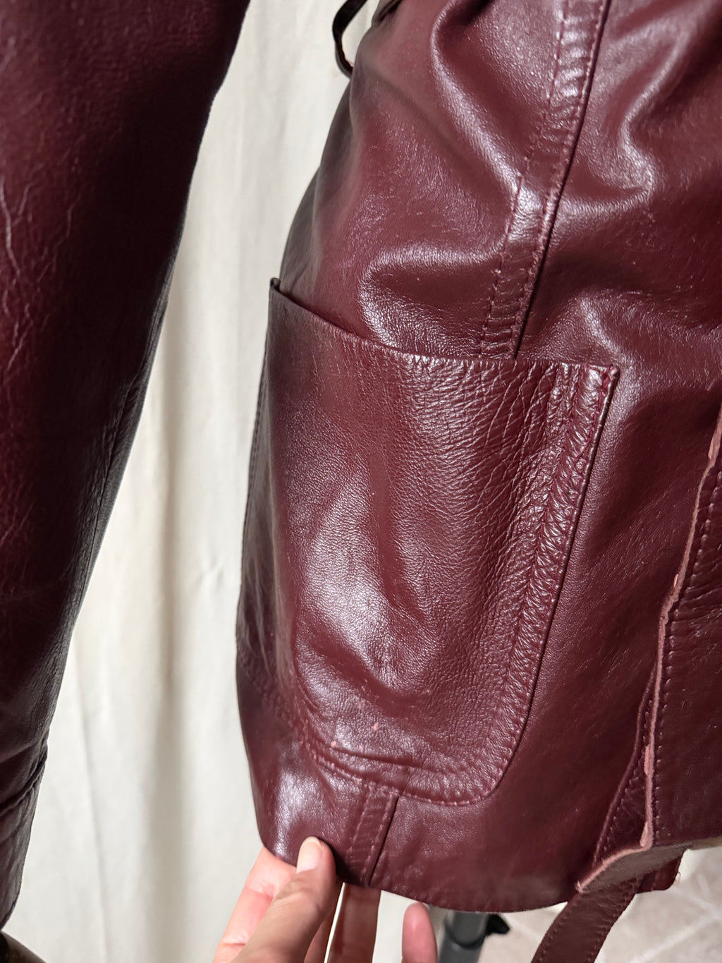 Veste en cuir bordeaux cintrée et ceinturée style 70s - taille M/L