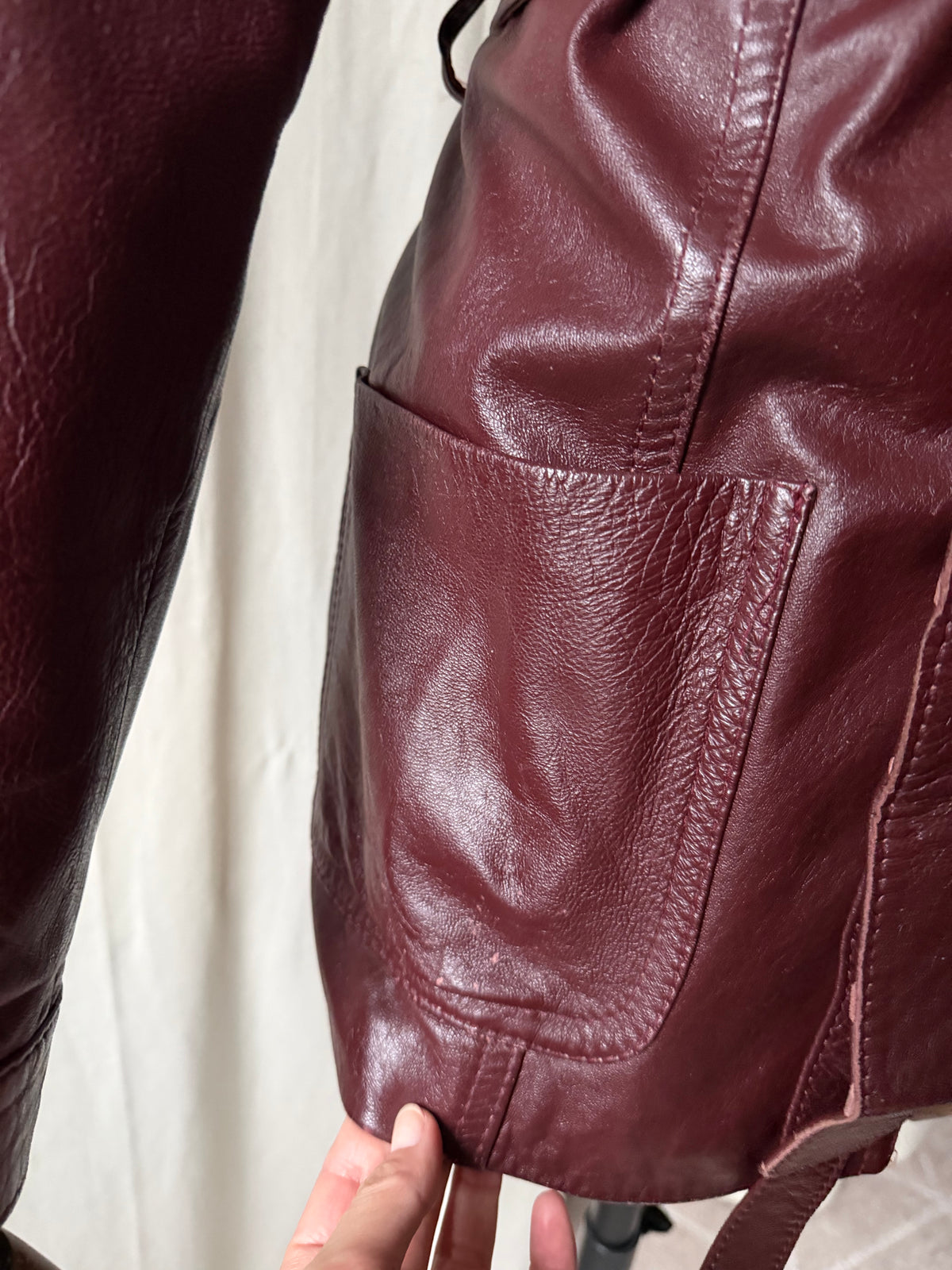 Veste en cuir bordeaux cintrée et ceinturée style 70s - taille M/L