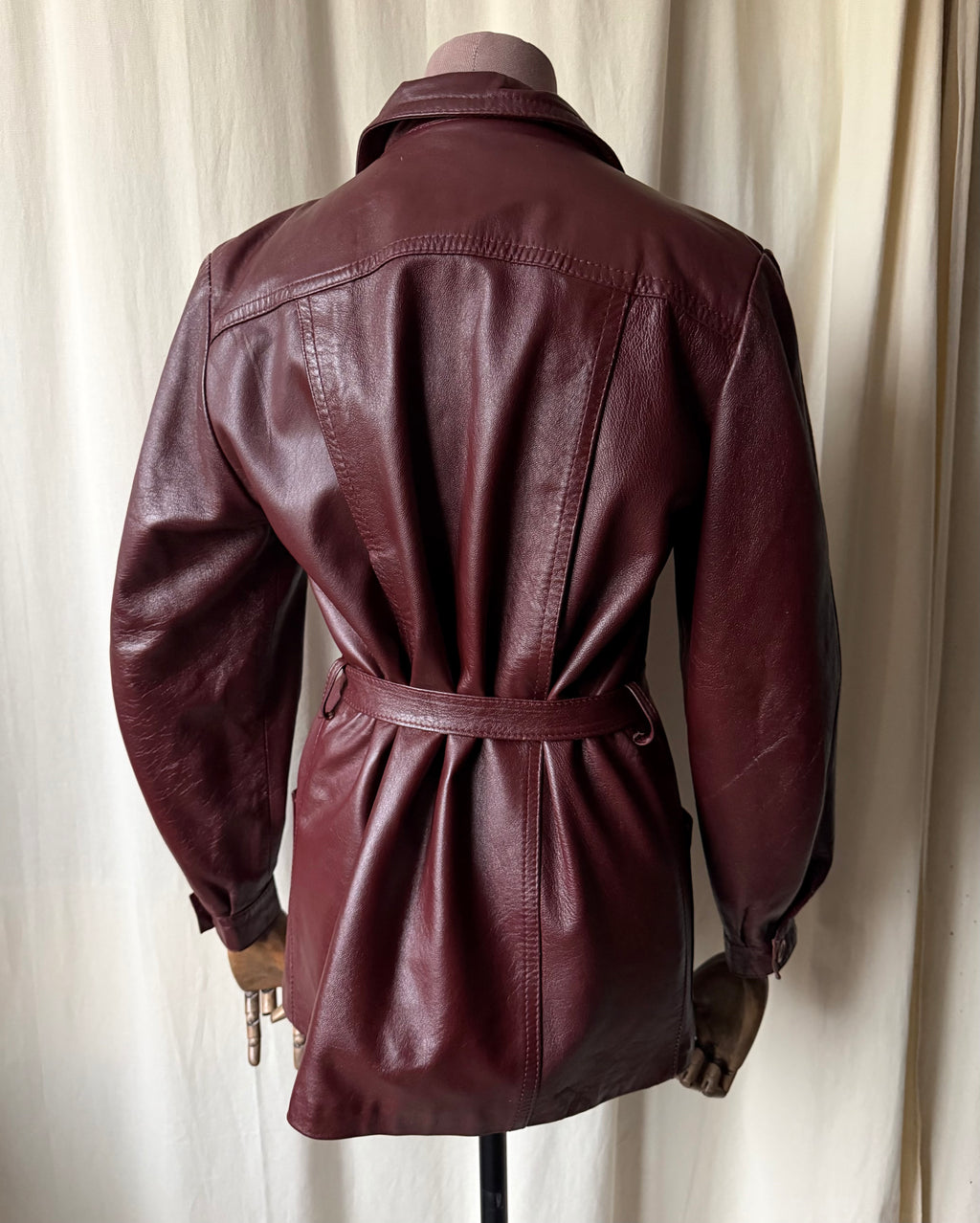 Veste en cuir bordeaux cintrée et ceinturée style 70s - taille M/L