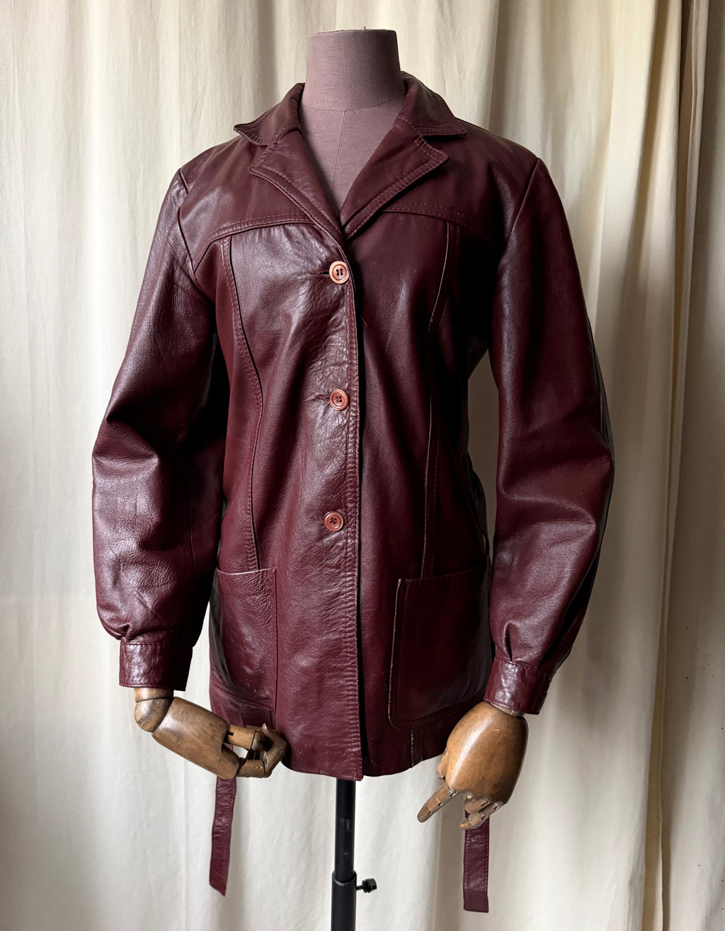 Veste en cuir bordeaux cintrée et ceinturée style 70s - taille M/L