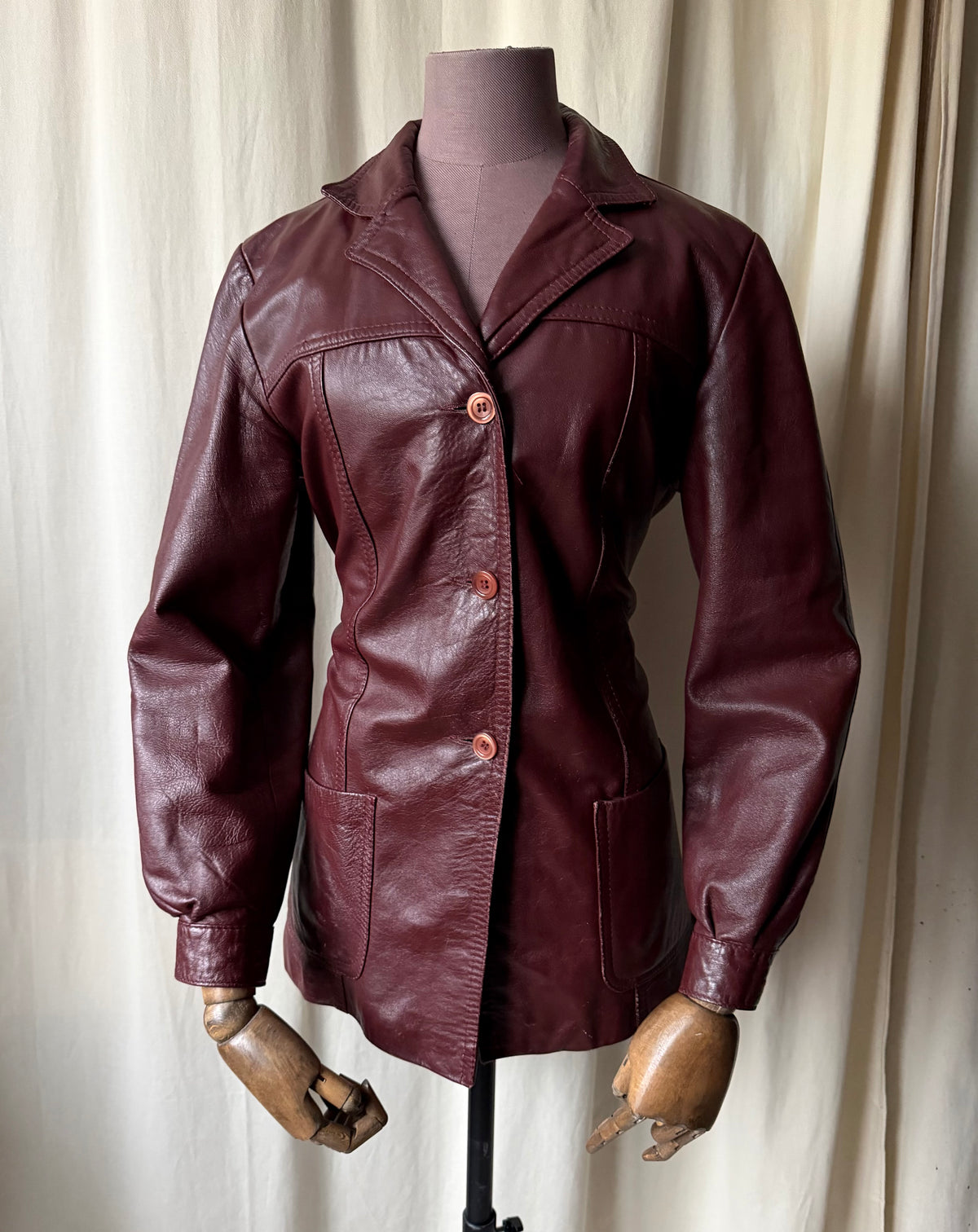 Veste en cuir bordeaux cintrée et ceinturée style 70s - taille M/L