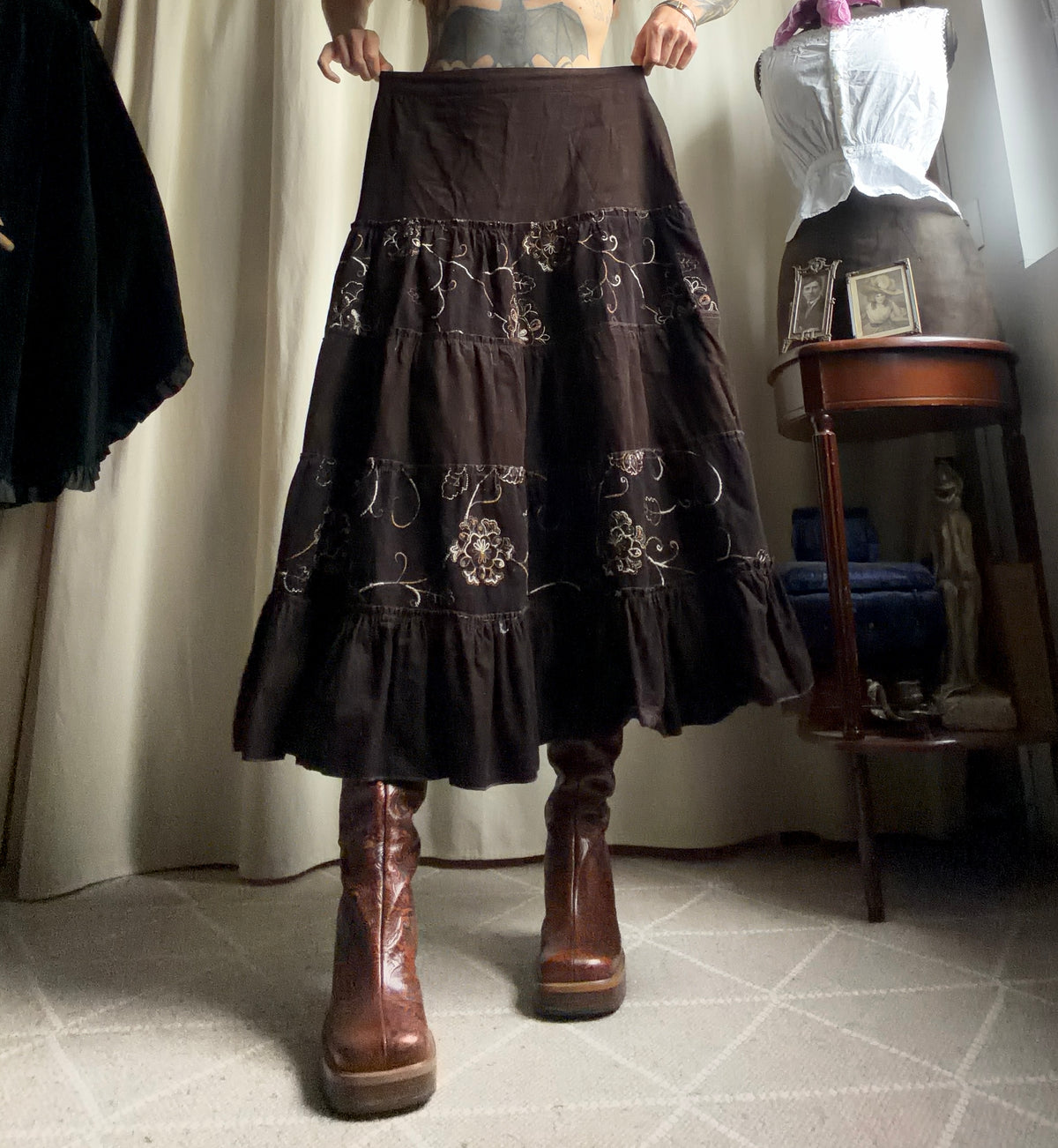 Jupe longue marron en velours à broderies florales style whimsigoth boho goth - taille L/XL