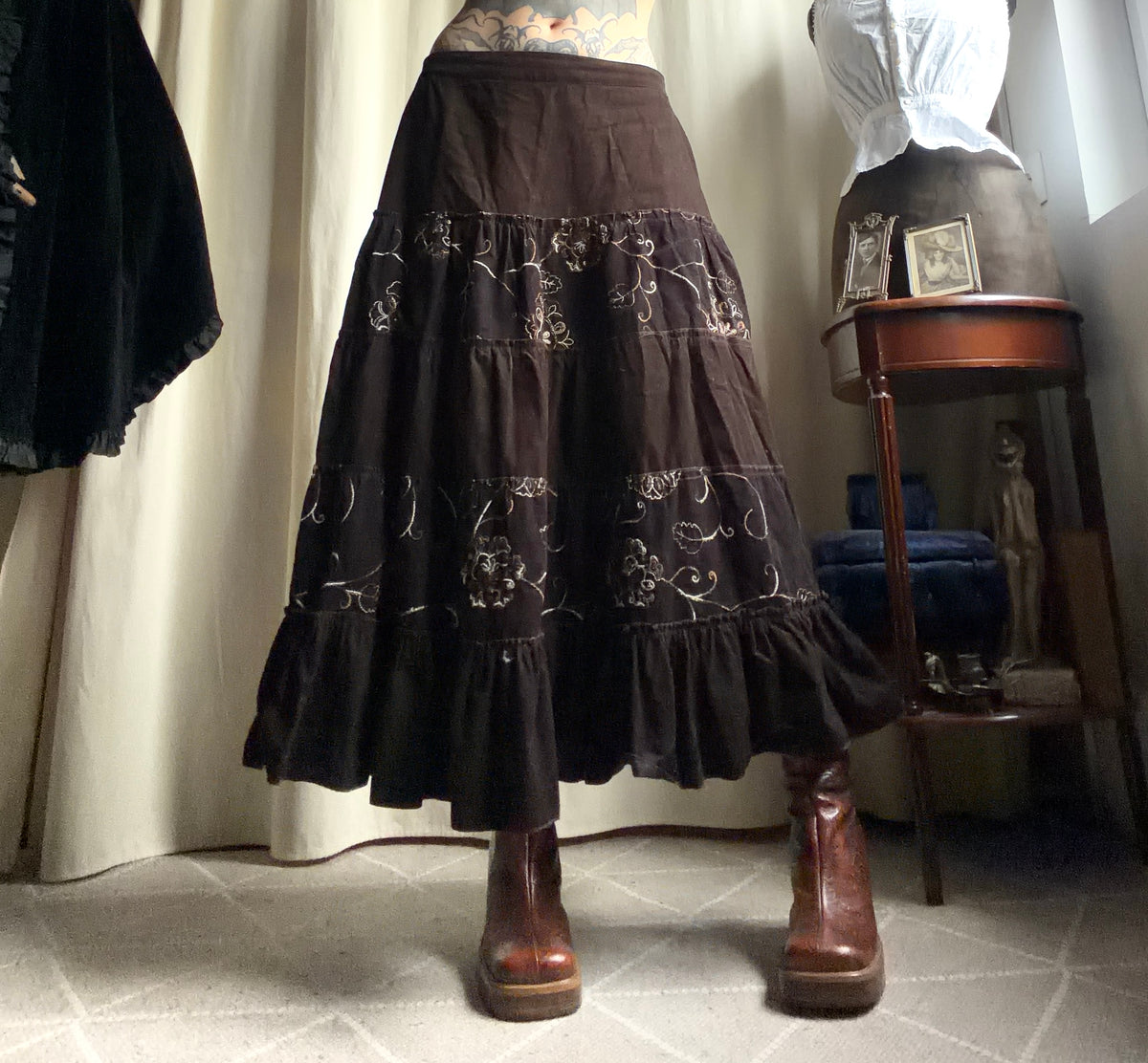 Jupe longue marron en velours à broderies florales style whimsigoth boho goth - taille L/XL