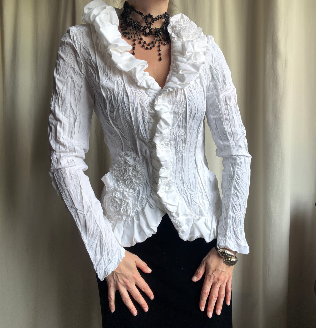 Veste chemisier blanche cintrée à volants – taille M/L