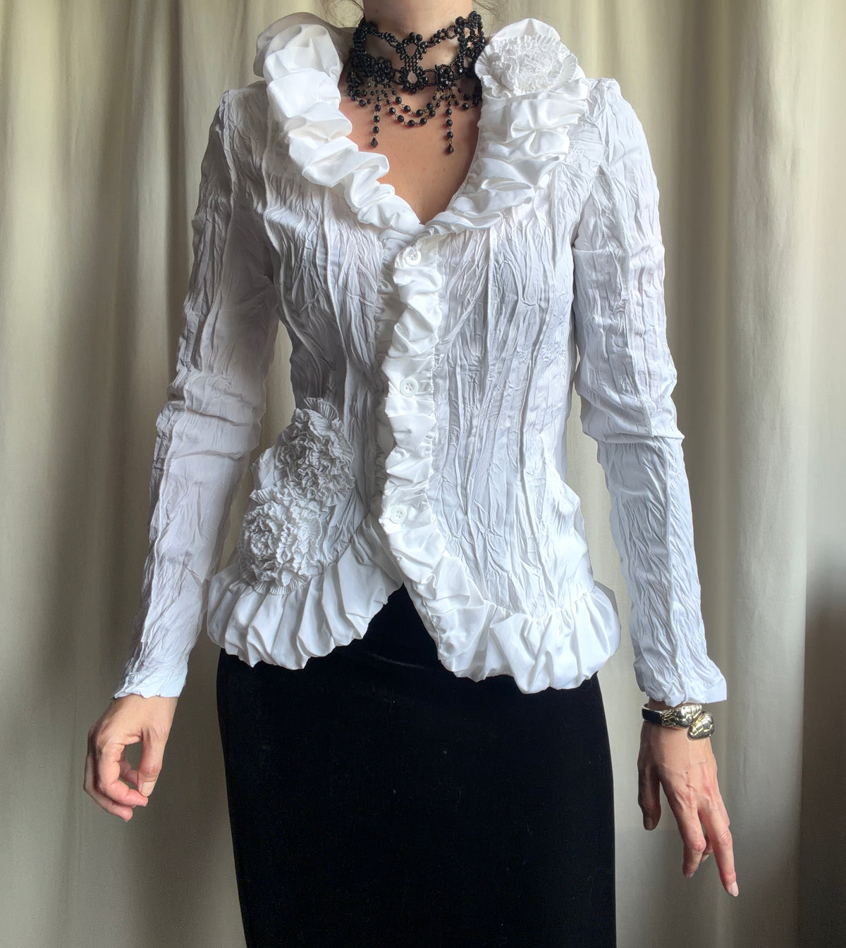 Veste chemisier blanche cintrée à volants – taille M/L