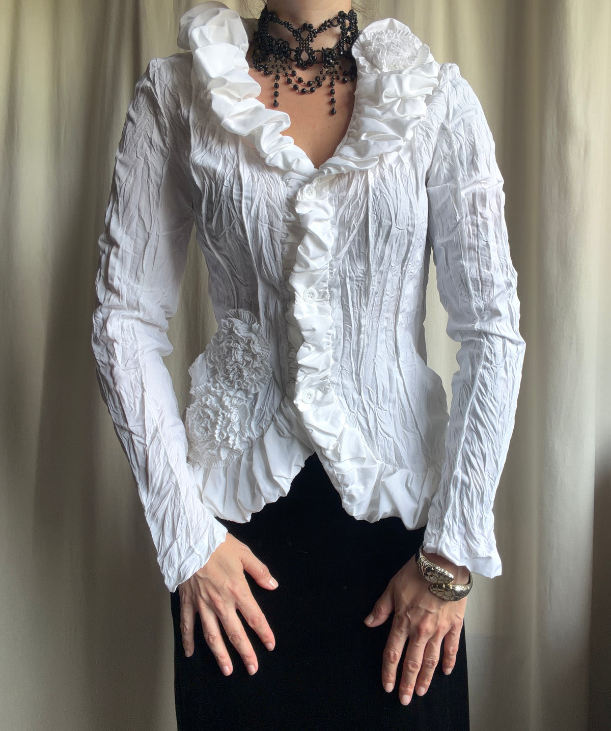 Veste chemisier blanche cintrée à volants – taille M/L
