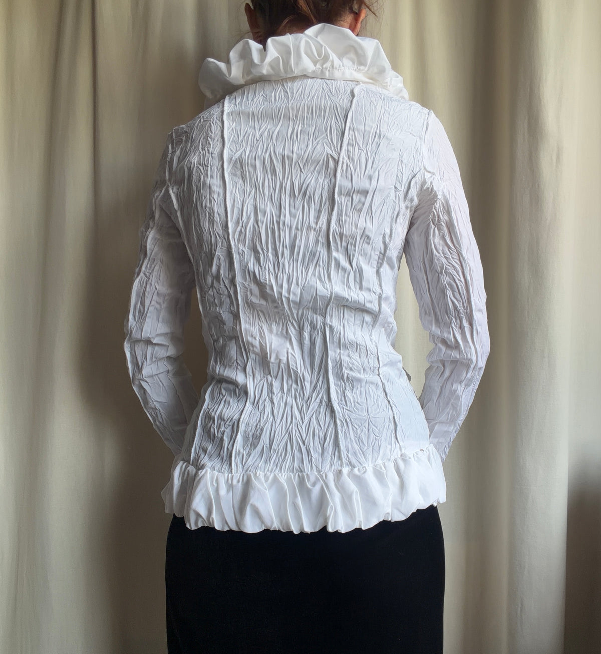 Veste chemisier blanche cintrée à volants – taille M/L