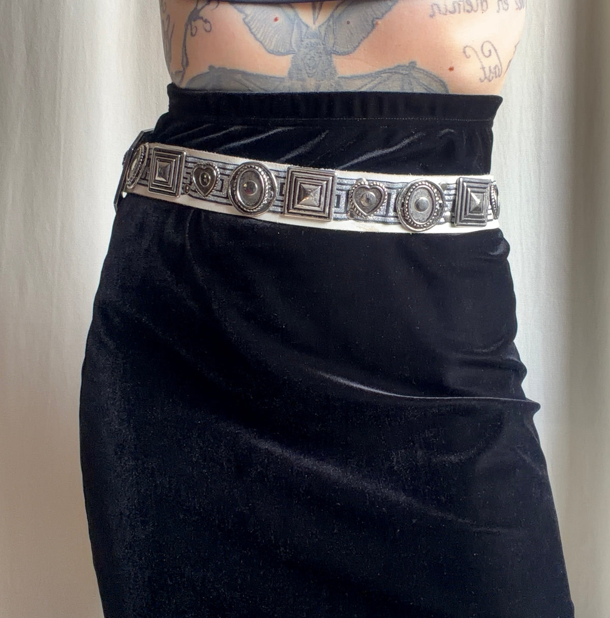 Ceinture cuir blanc ornements métal argenté style western - taille 85cm