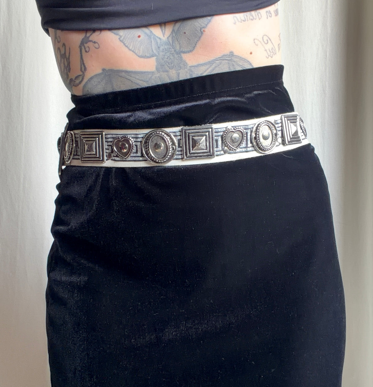 Ceinture cuir blanc ornements métal argenté style western - taille 85cm