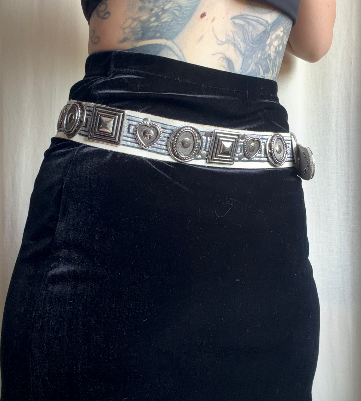 Ceinture cuir blanc ornements métal argenté style western - taille 85cm