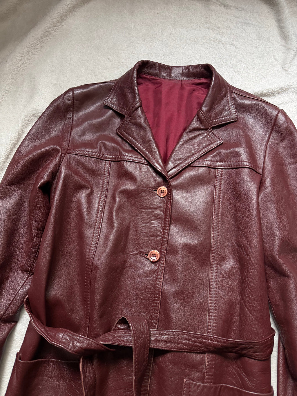 Veste en cuir bordeaux cintrée et ceinturée style 70s - taille M/L