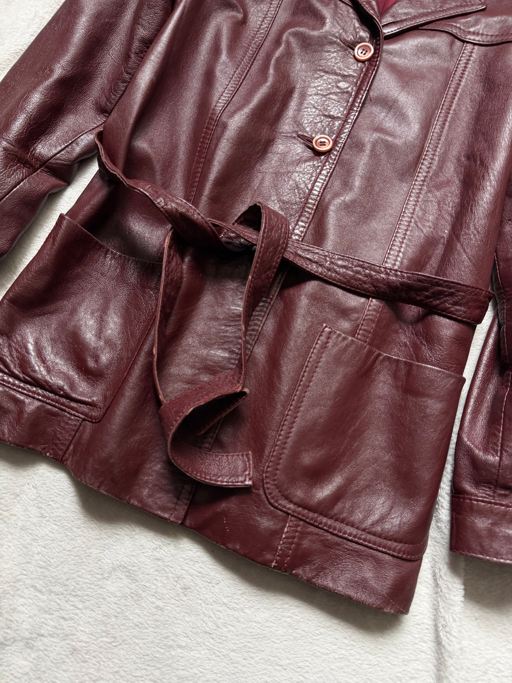 Veste en cuir bordeaux cintrée et ceinturée style 70s - taille M/L