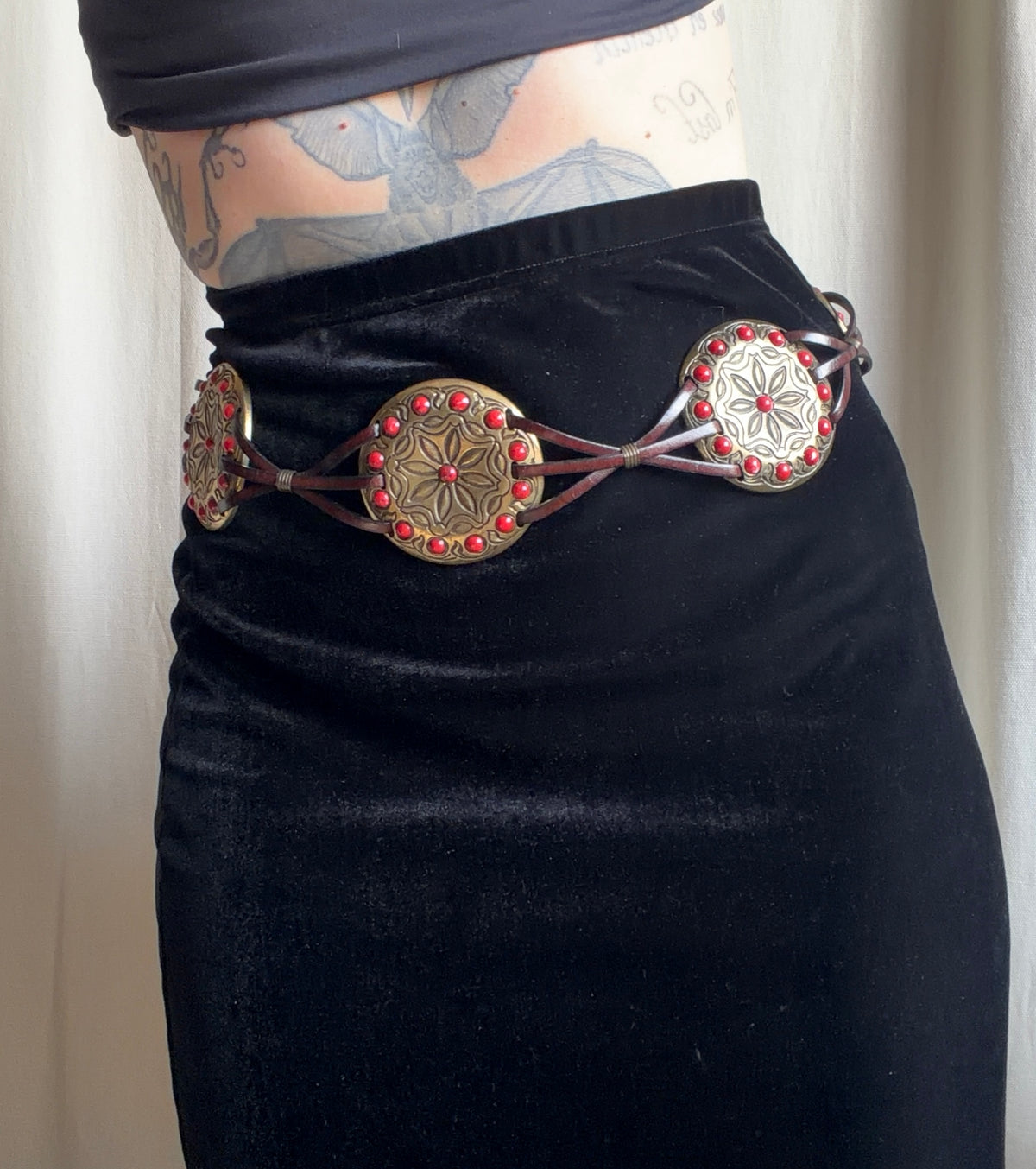 Ceinture marron médaillons dorés et perles rouges – ajustable