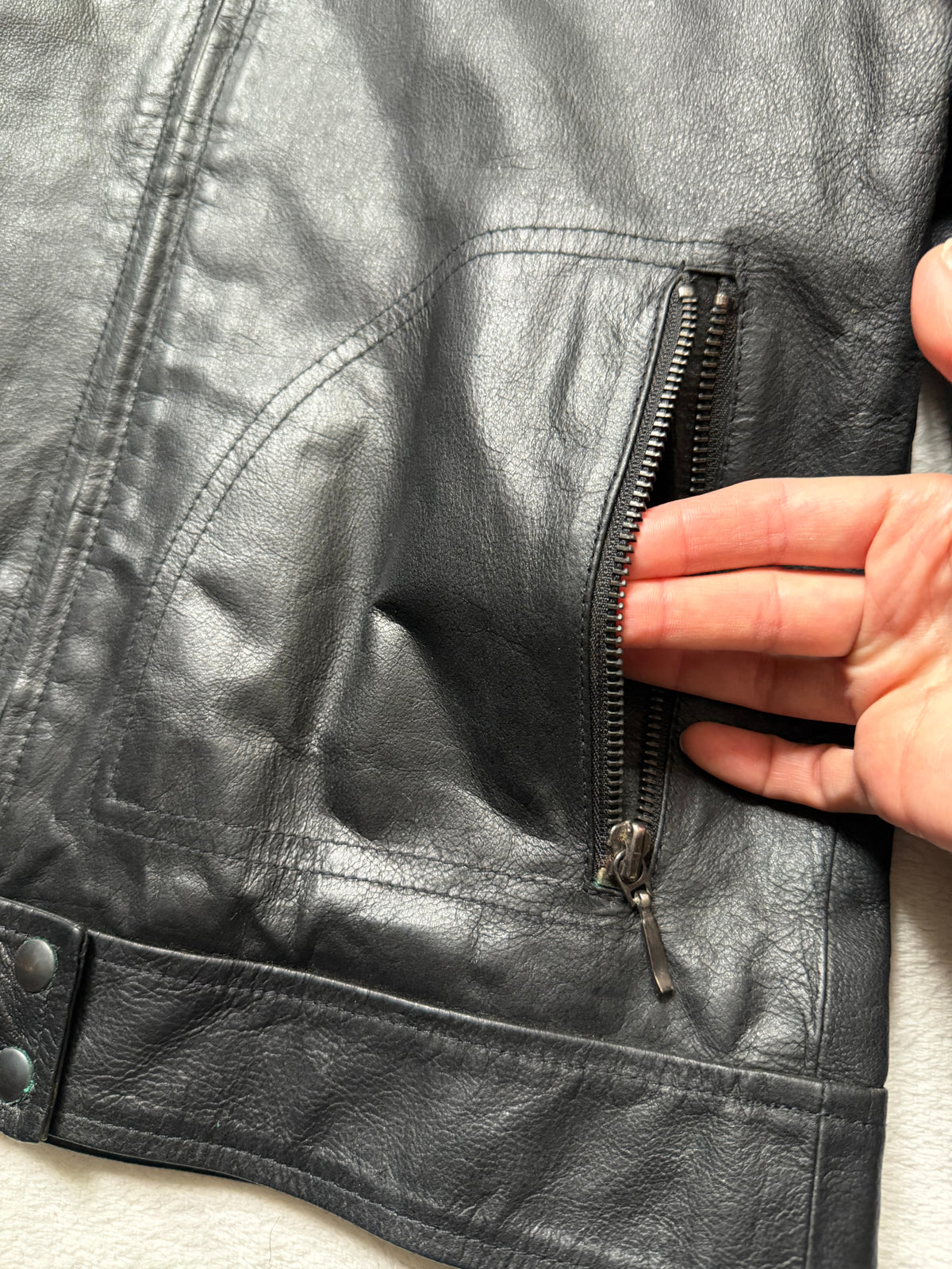 Blouson noir en cuir cintré style biker goth Y2K - taille M