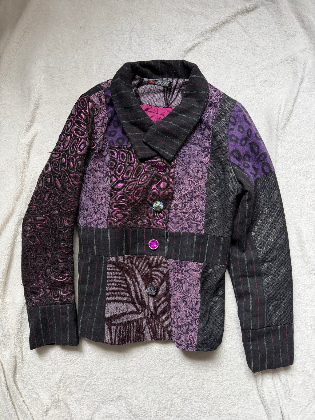 Veste patchwork violette à boutons bijoux - whimsigoth avant-garde - taille S/M
