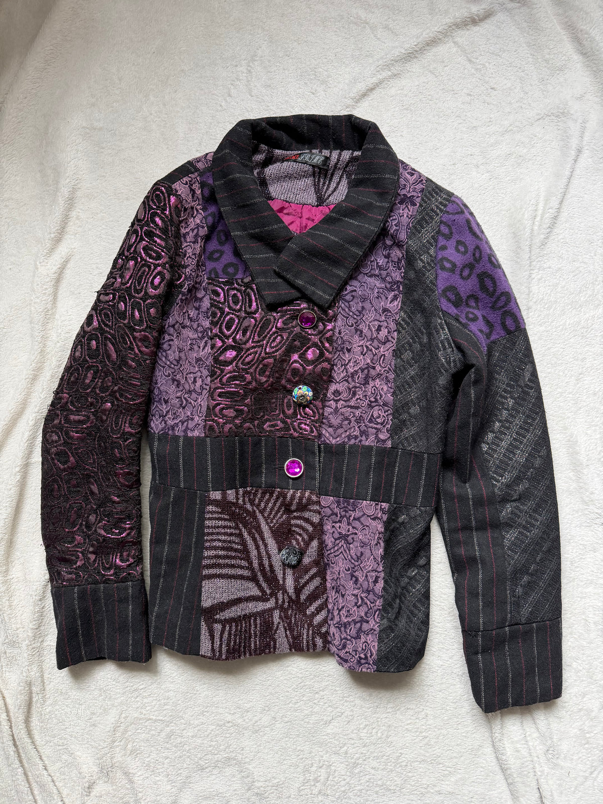 Veste patchwork violette à boutons bijoux - whimsigoth avant-garde - taille S/M