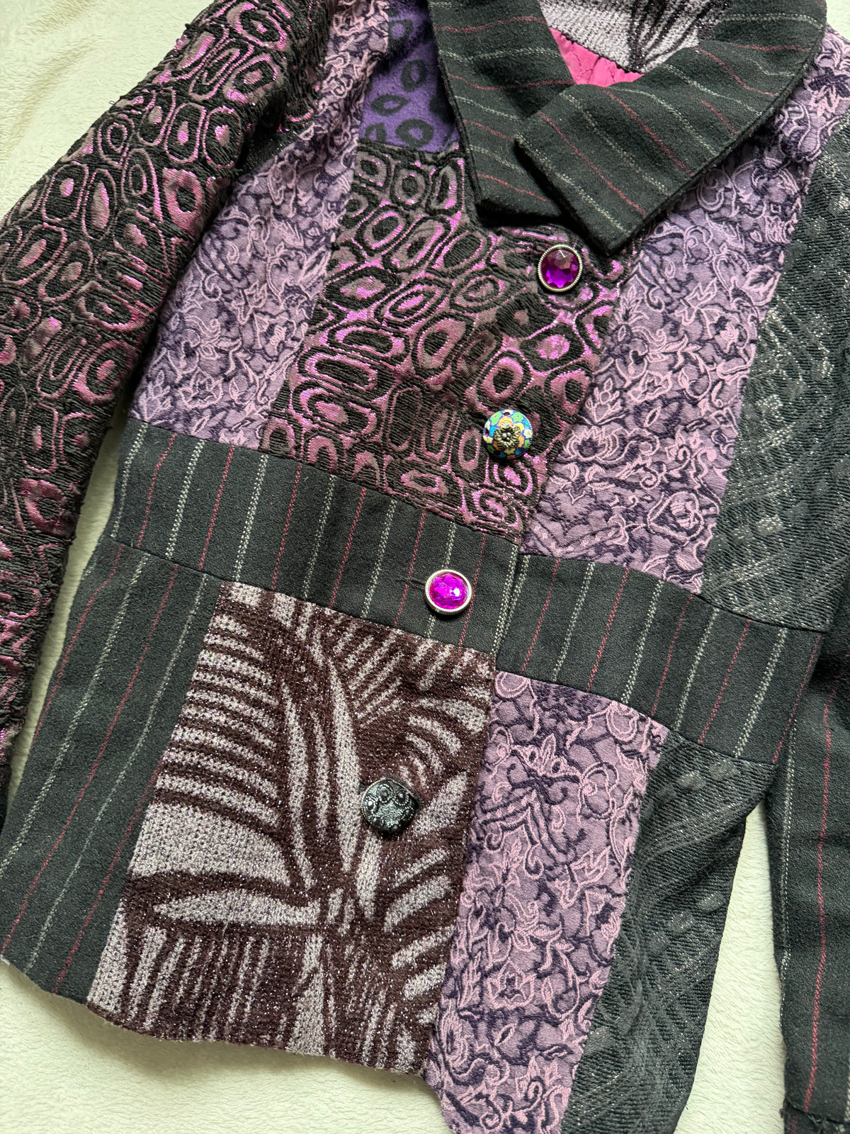 Veste patchwork violette à boutons bijoux - whimsigoth avant-garde - taille S/M