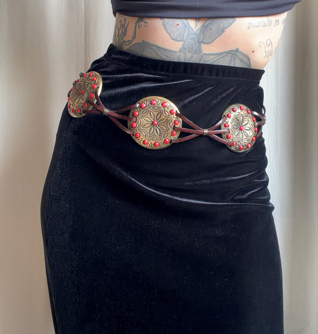 Ceinture marron médaillons dorés et perles rouges – ajustable