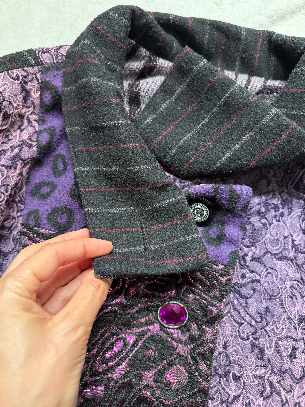 Veste patchwork violette à boutons bijoux - whimsigoth avant-garde - taille S/M
