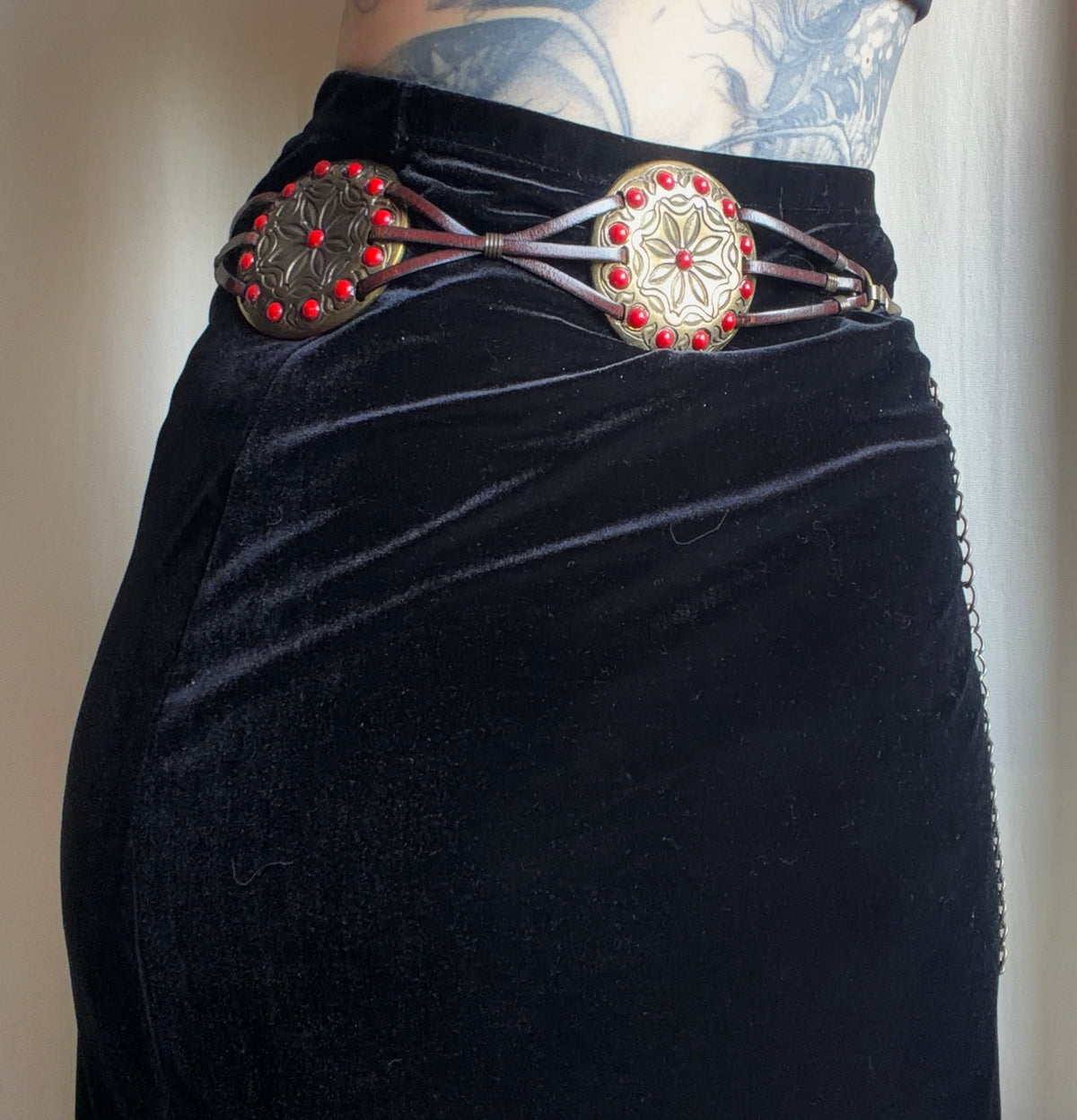 Ceinture marron médaillons dorés et perles rouges – ajustable