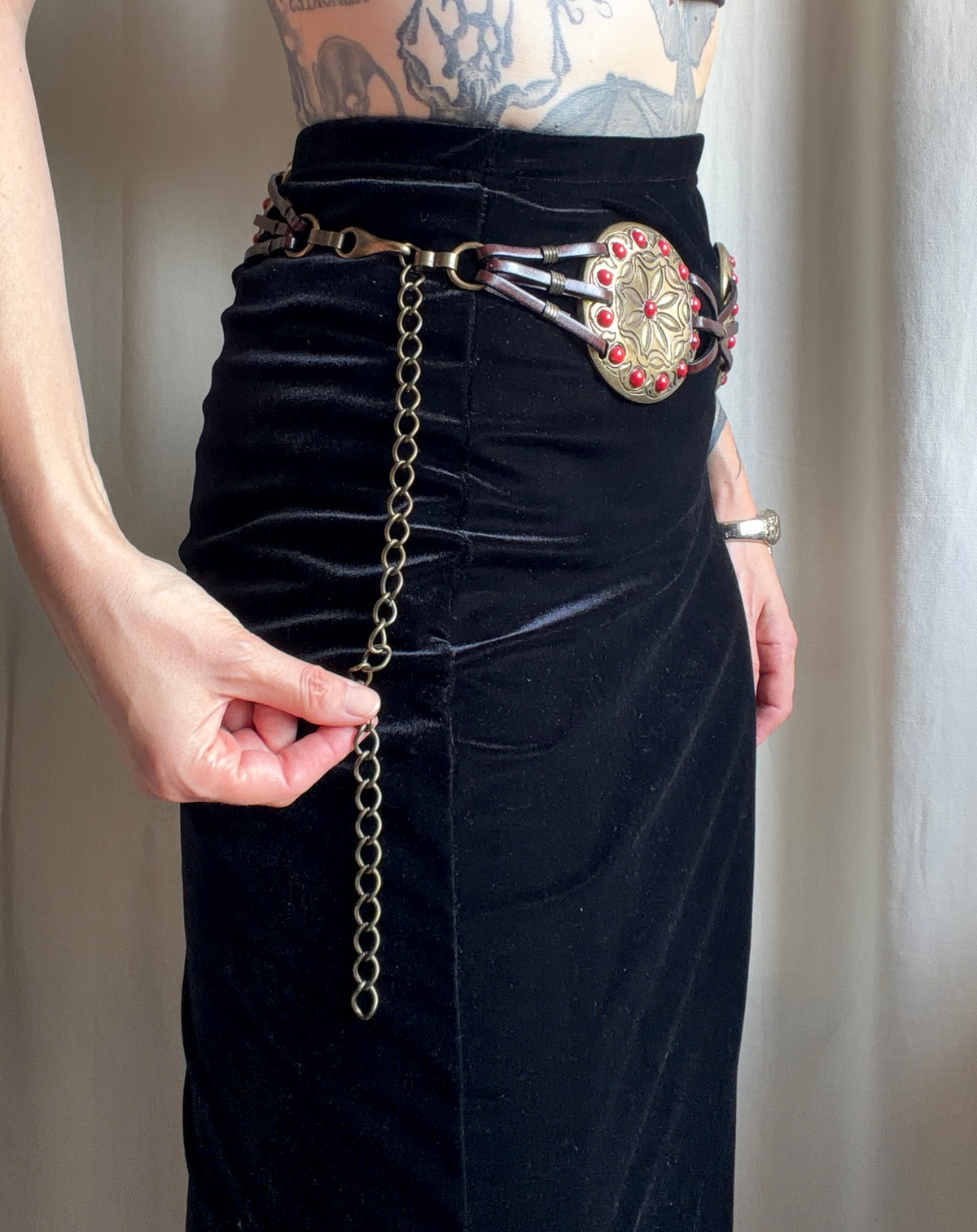 Ceinture marron médaillons dorés et perles rouges – ajustable