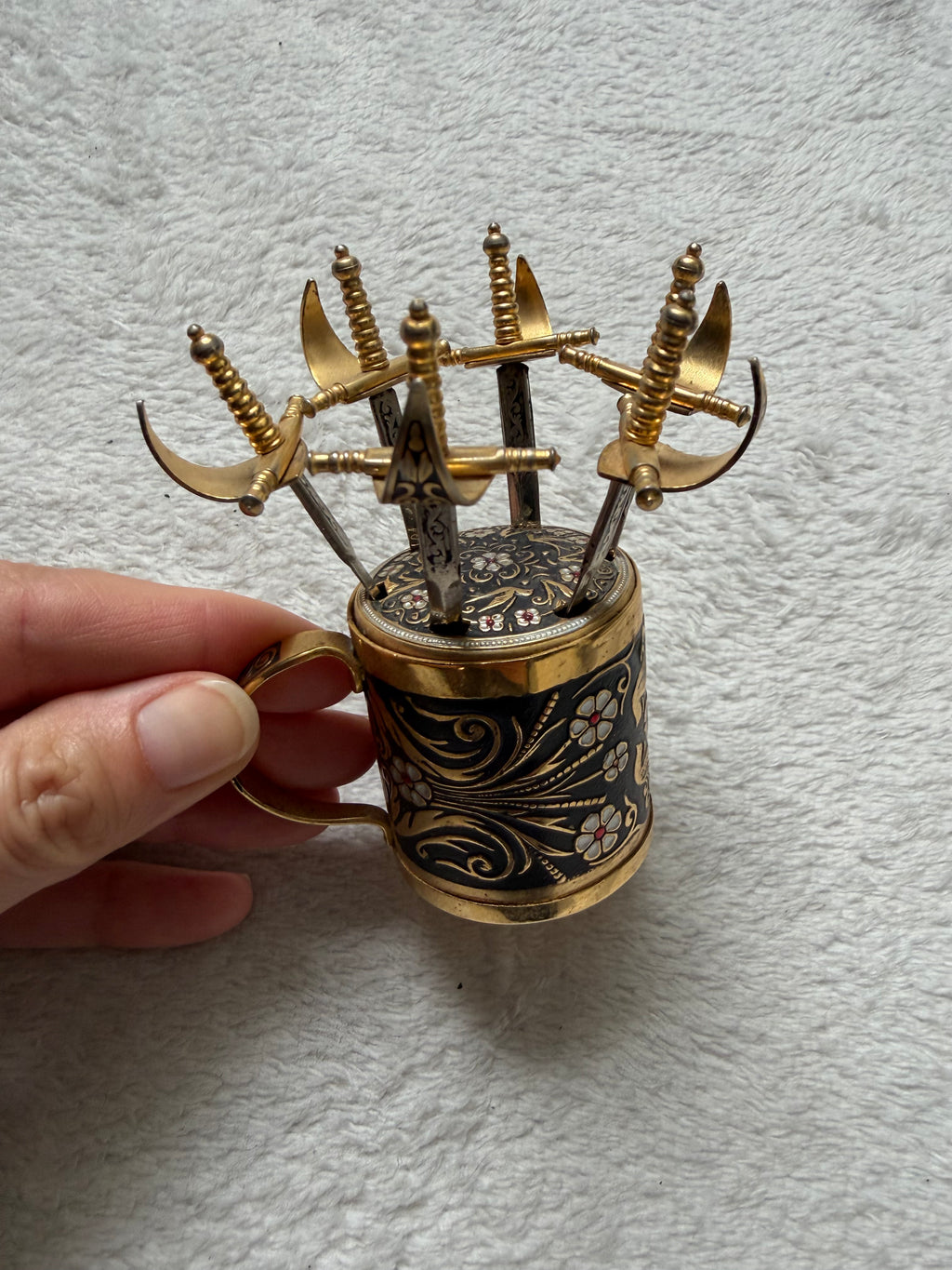 Piques apéritif mini épées avec support style vintage médieval