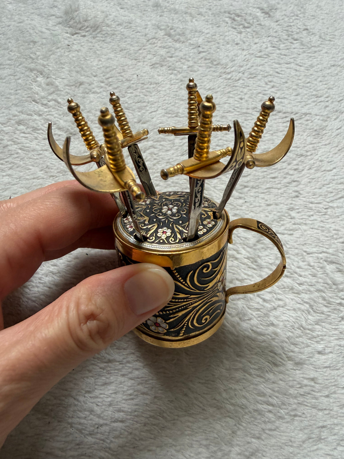 Piques apéritif mini épées avec support style vintage médieval