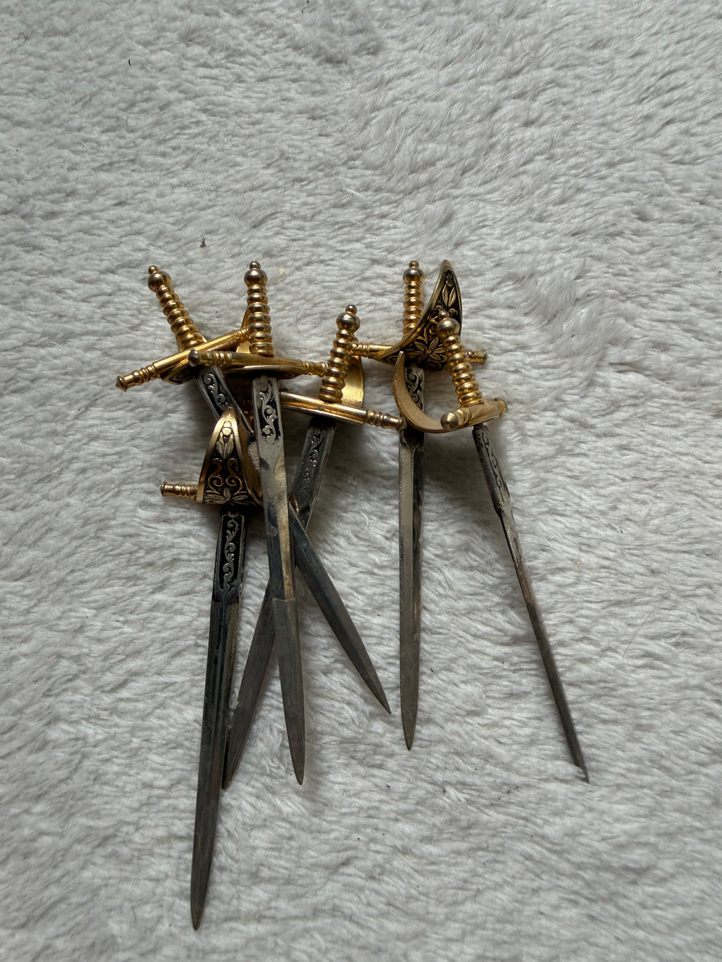 Piques apéritif mini épées avec support style vintage médieval