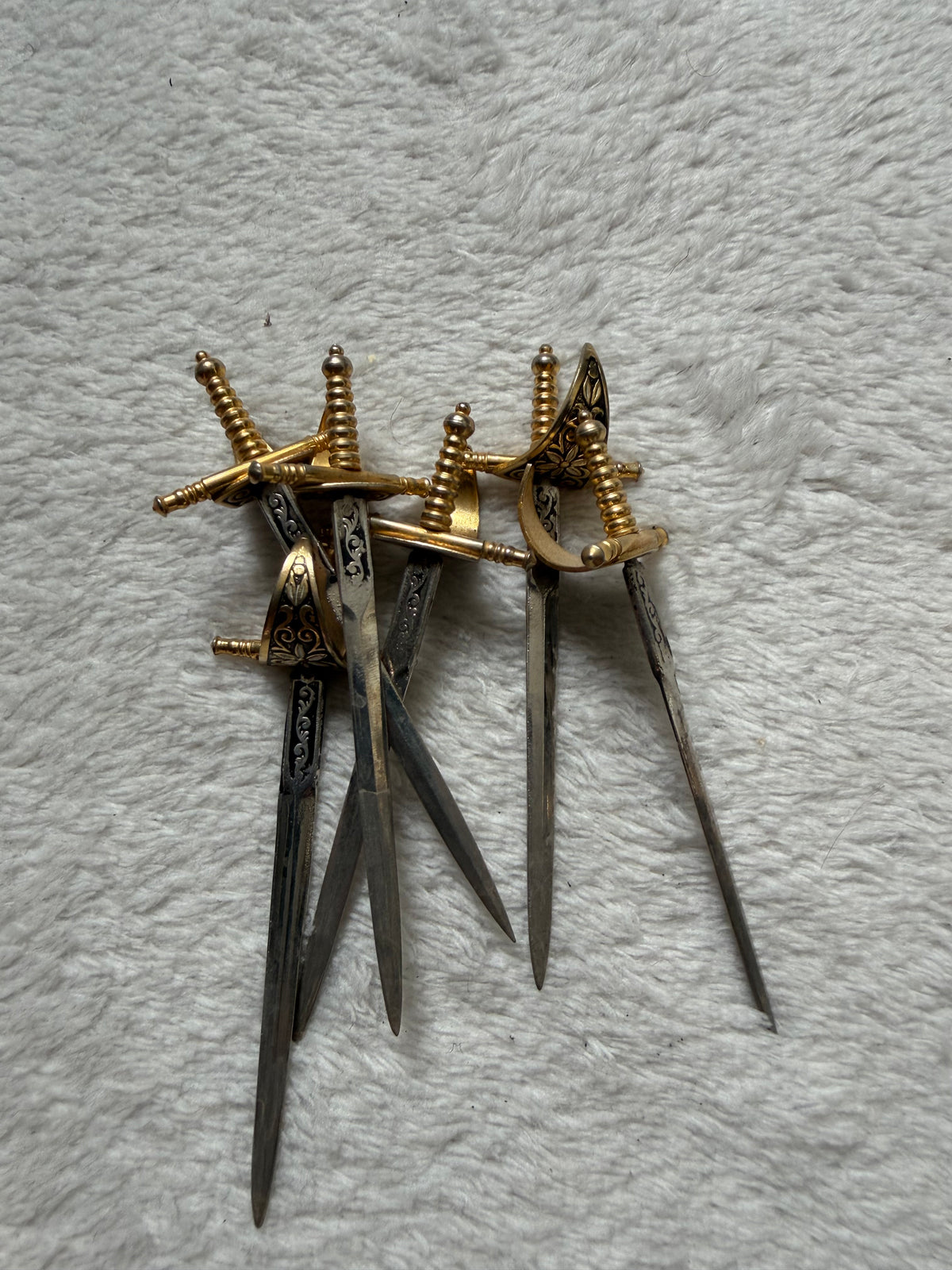 Piques apéritif mini épées avec support style vintage médieval