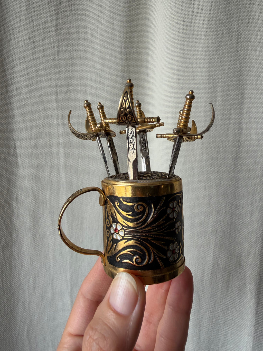 Piques apéritif mini épées avec support style vintage médieval