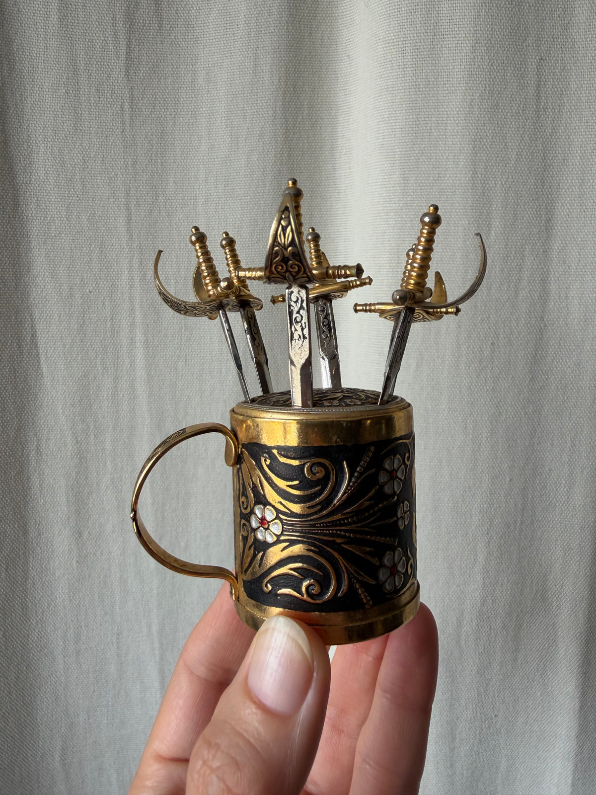 Piques apéritif mini épées avec support style vintage médieval