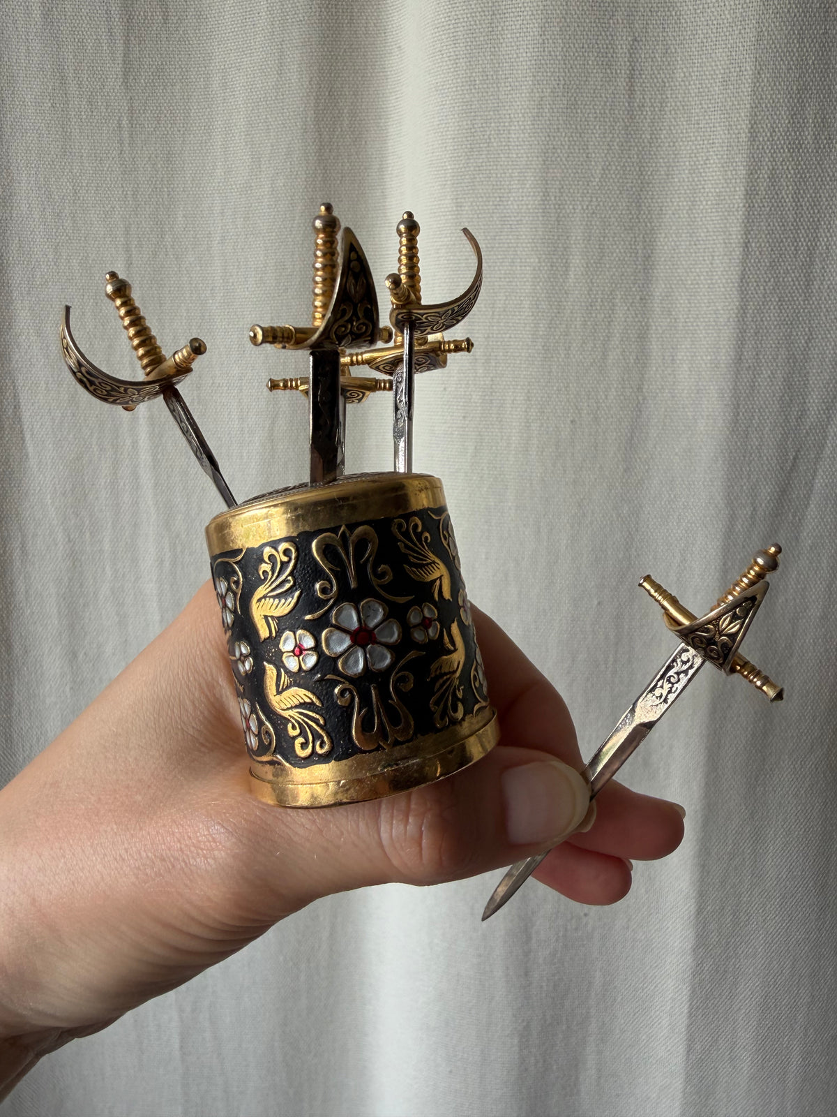 Piques apéritif mini épées avec support style vintage médieval