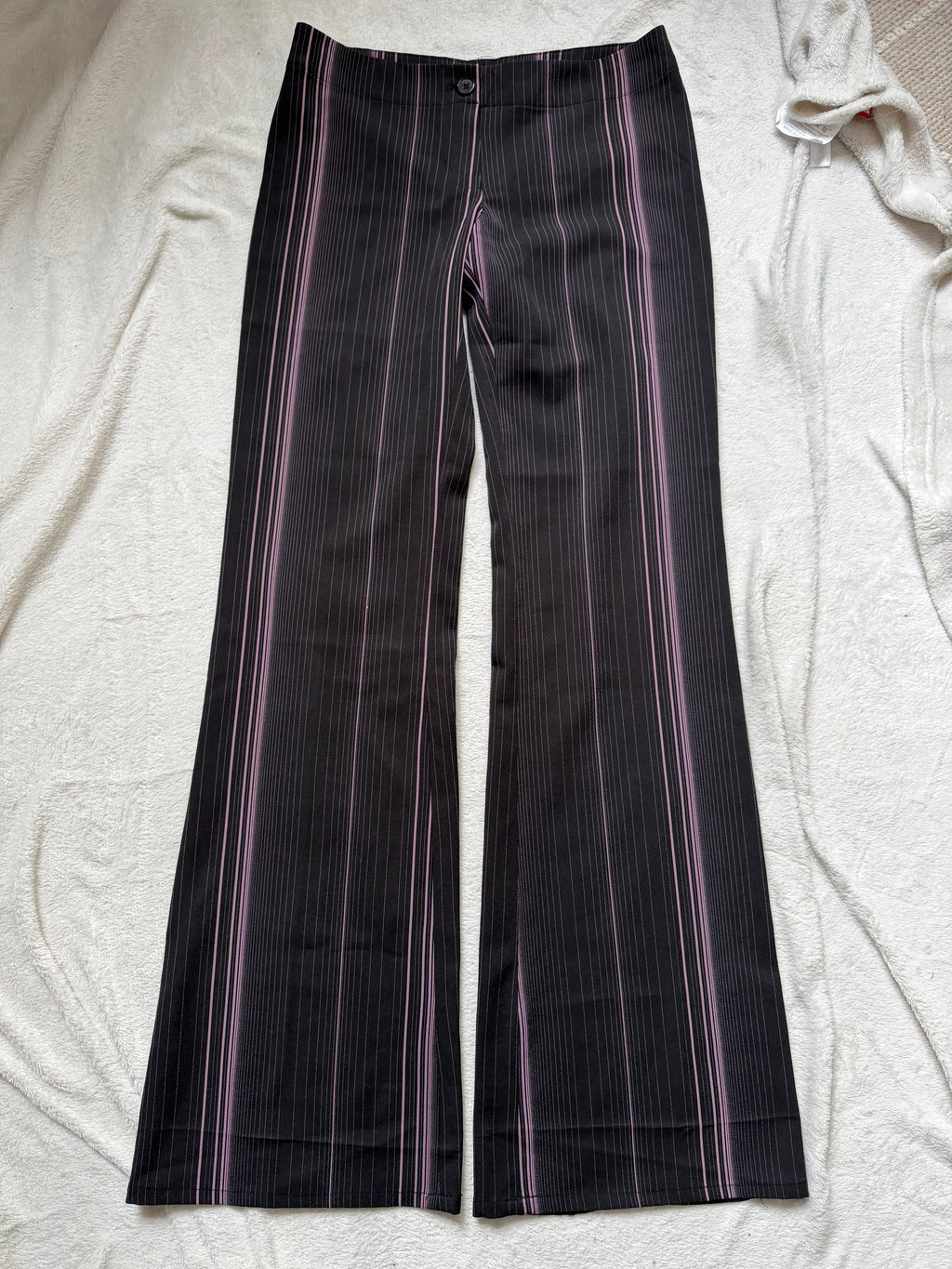 Pantalon noir à fines rayures roses coupe flare style office siren corporate goth – taille S