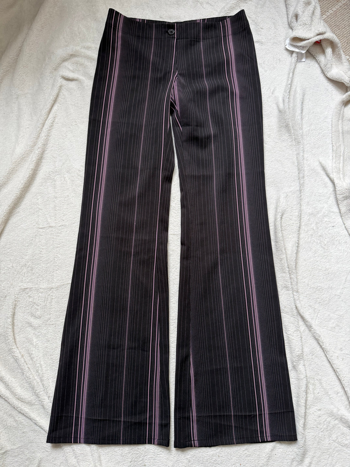 Pantalon noir à fines rayures roses coupe flare style office siren corporate goth – taille S