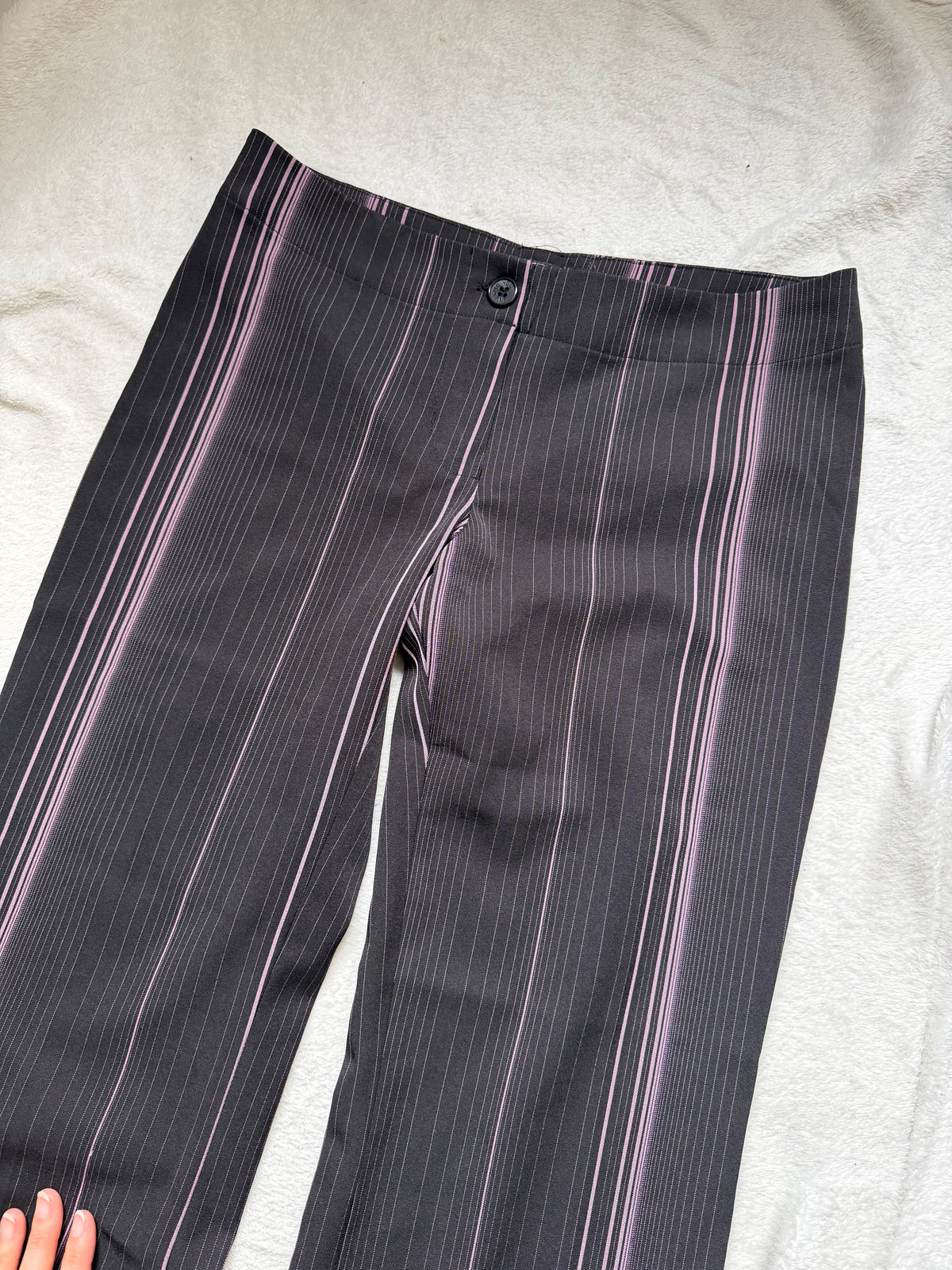 Pantalon noir à fines rayures roses coupe flare style office siren corporate goth – taille S