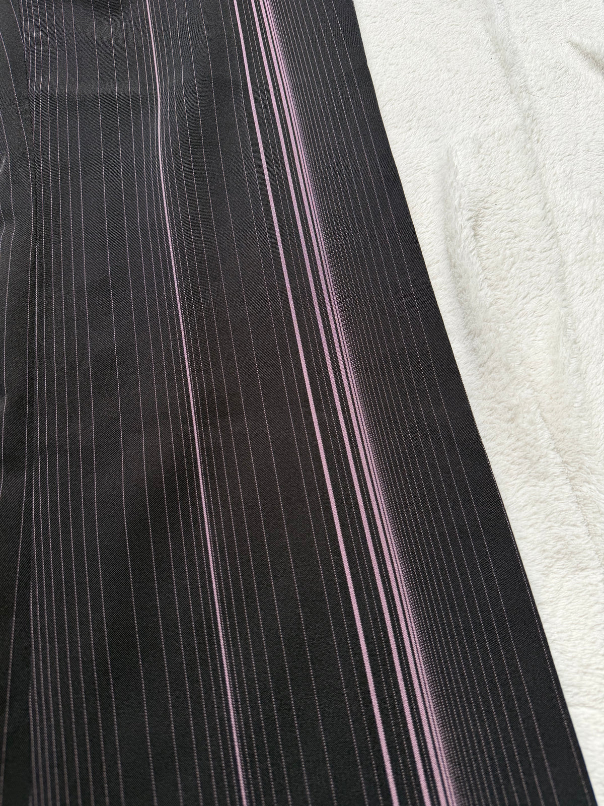 Pantalon noir à fines rayures roses coupe flare style office siren corporate goth – taille S