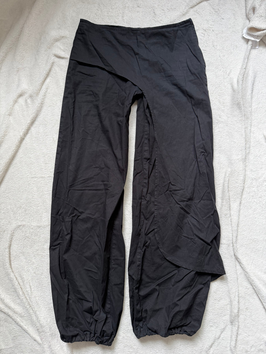 Pantalon noir jambes larges pan asymétrique style gothic avant garde  - taille S