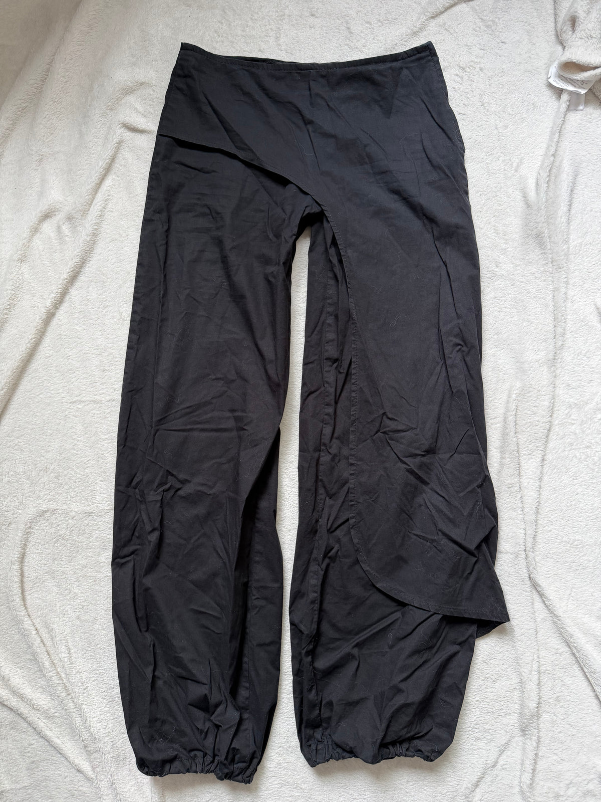 Pantalon noir jambes larges pan asymétrique style gothic avant garde  - taille S