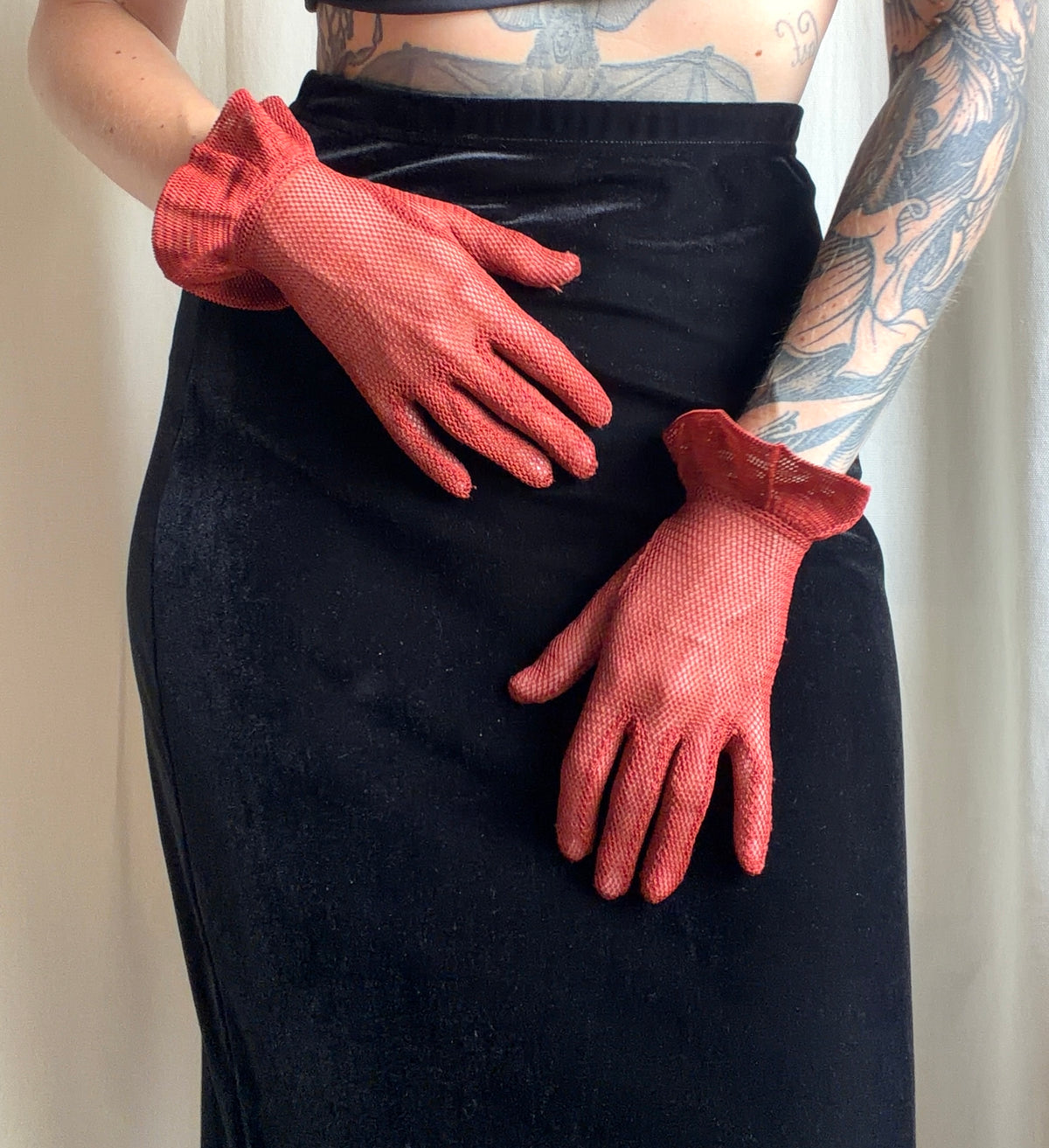 Gants en résille orange à poignets volantés en dentelle – goth cabaret burlesque