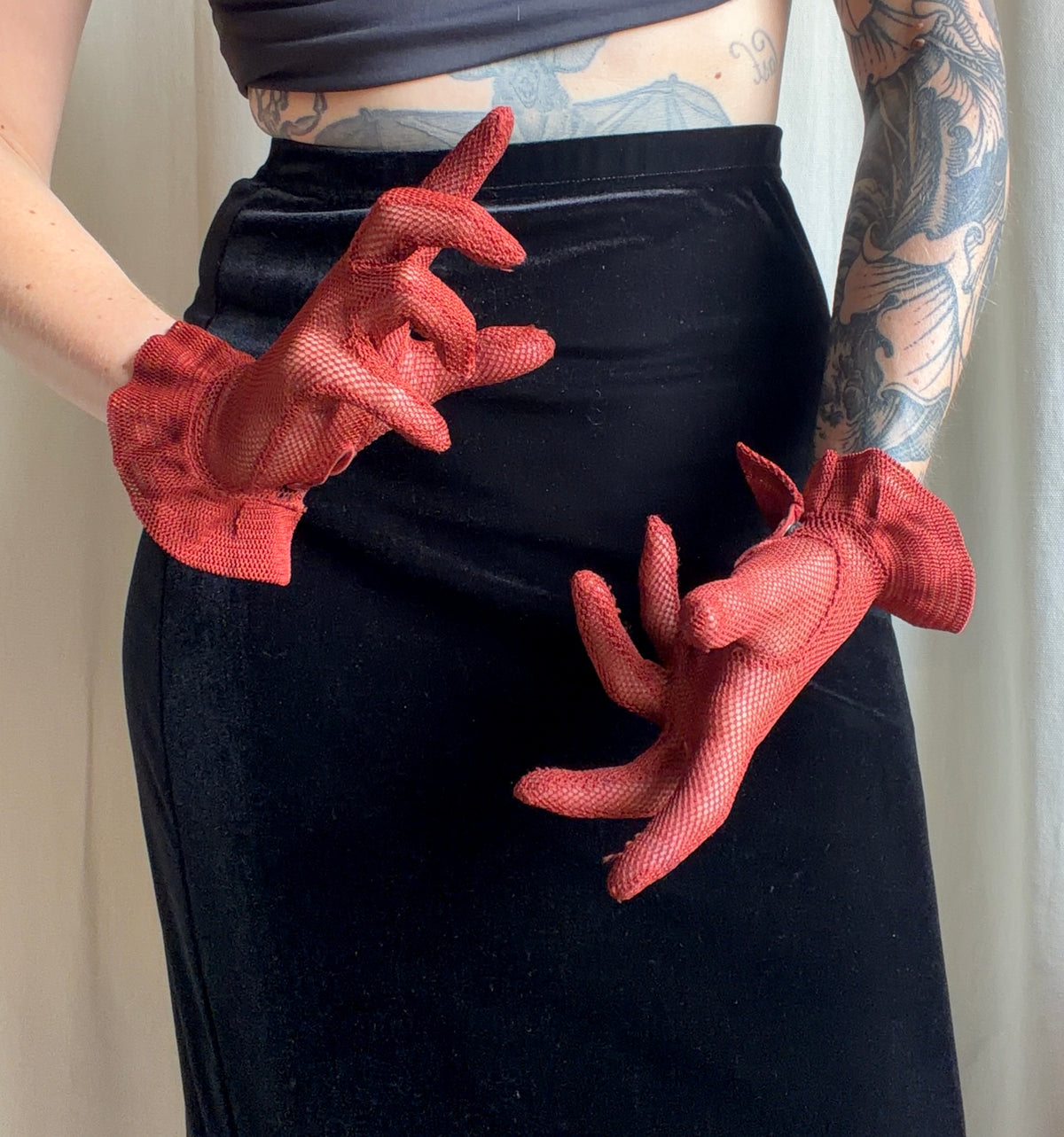 Gants en résille orange à poignets volantés en dentelle – goth cabaret burlesque