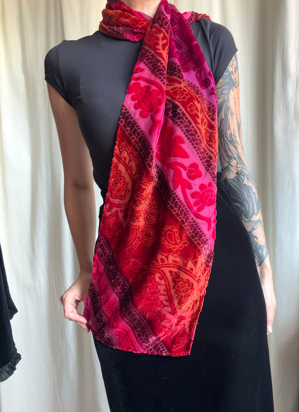 Écharpe velours dévoré rose rouge orange motifs cachemire