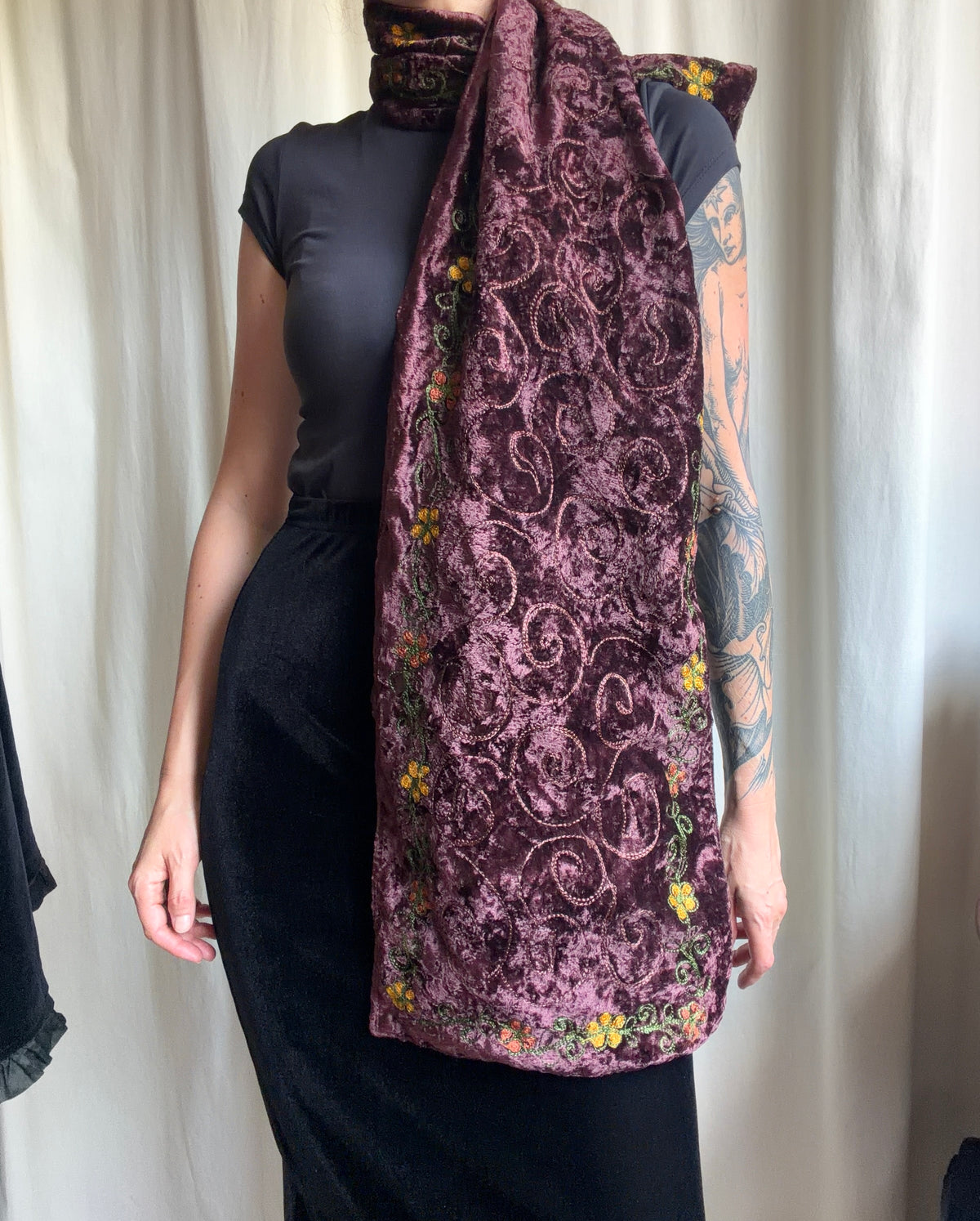Écharpe en velours marron motifs arabesques et fleurs brodées