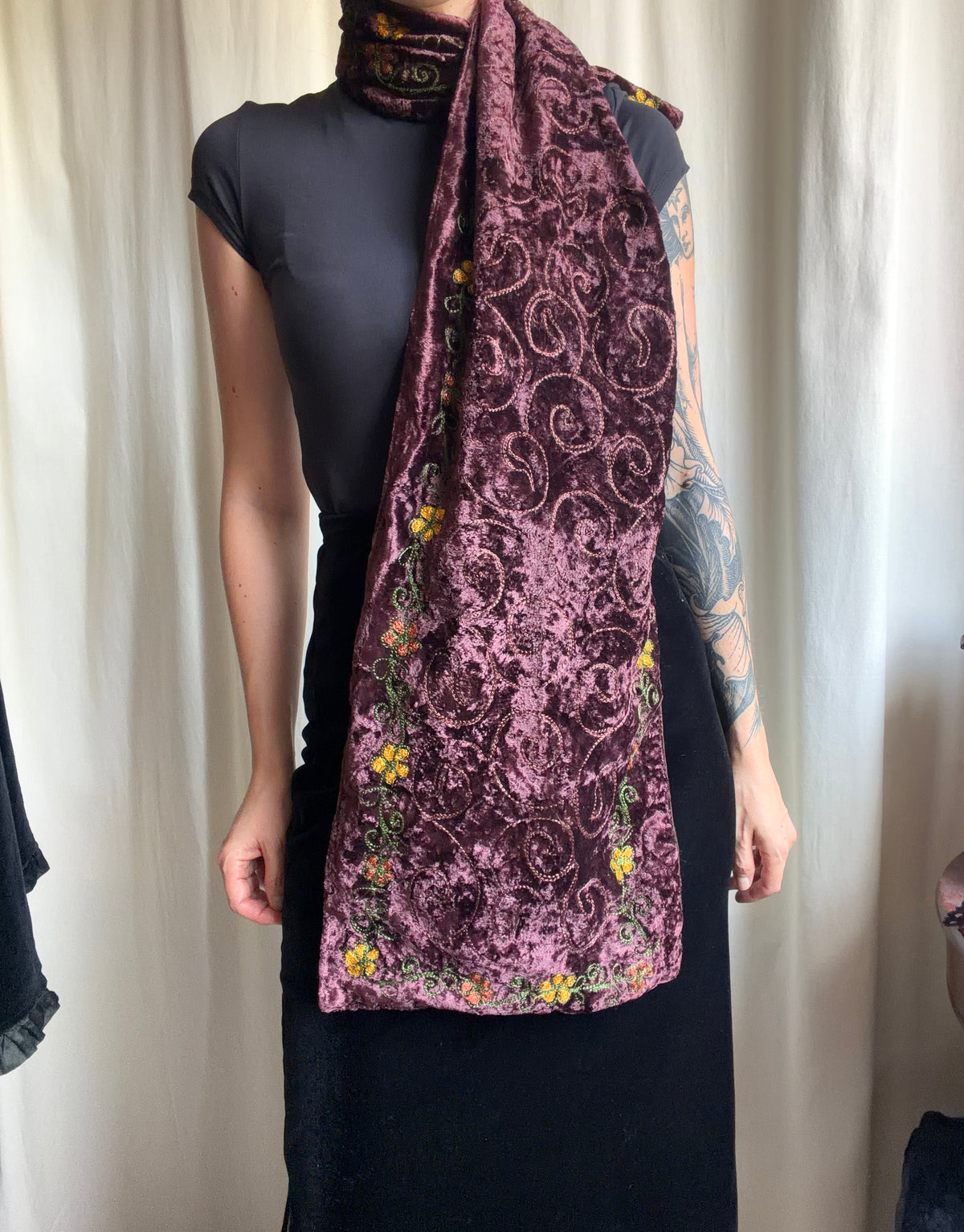 Écharpe en velours marron motifs arabesques et fleurs brodées