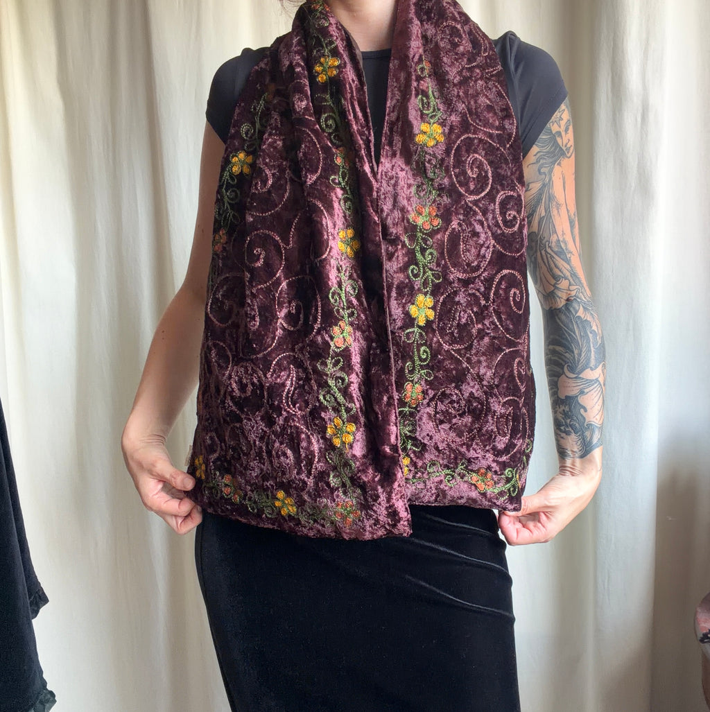Écharpe en velours marron motifs arabesques et fleurs brodées