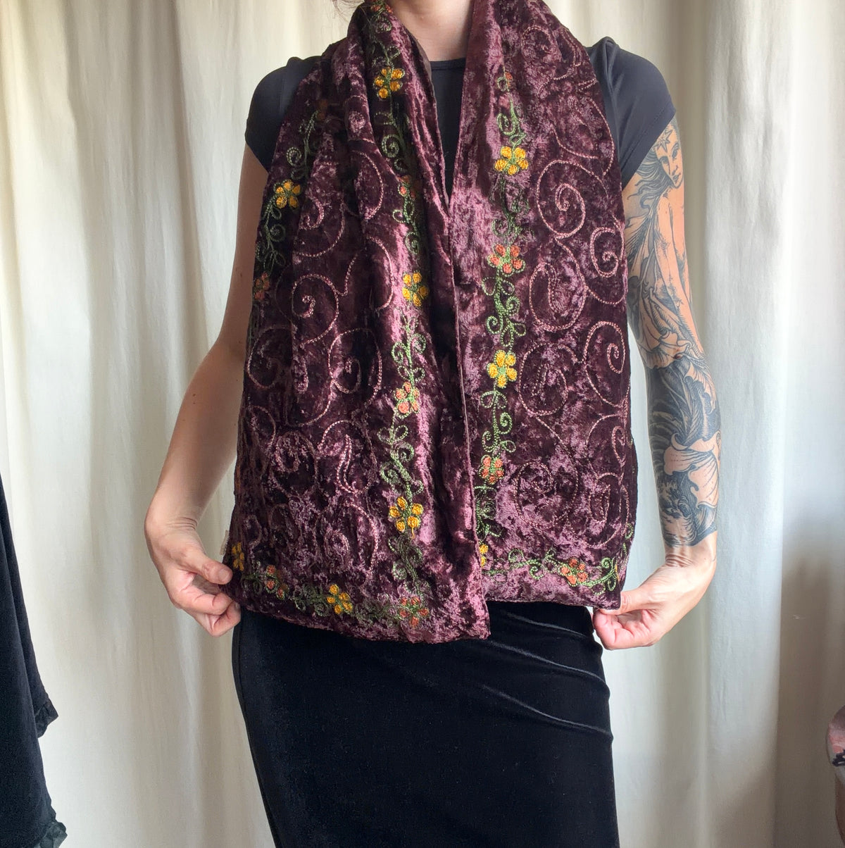 Écharpe en velours marron motifs arabesques et fleurs brodées