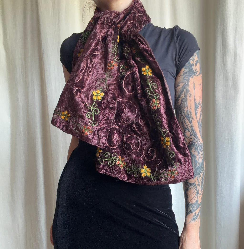 Écharpe en velours marron motifs arabesques et fleurs brodées
